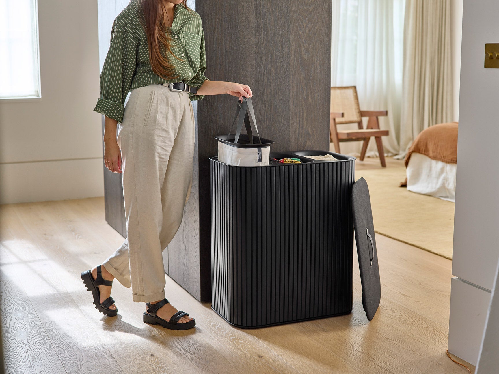 Tota Trio Luxe 90L Wäschetrennkorb mit drei Fächern mit schwarzem Bambus-Finish