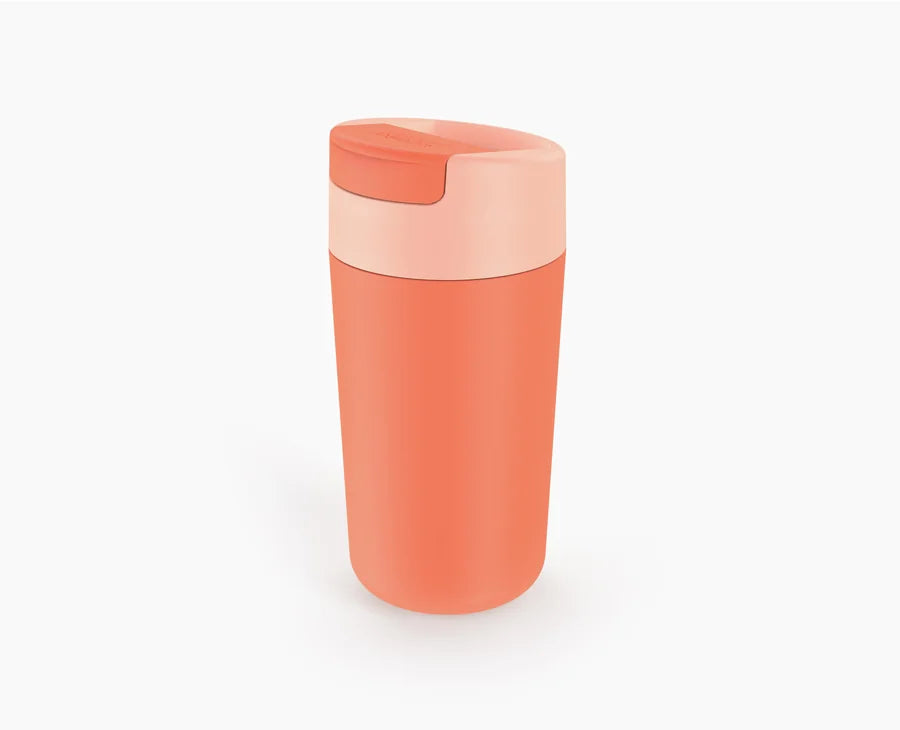 Joseph Joseph Sipp Reisebecher – 454 Ml, Auslaufsicher, BPA-frei, Mit Klappbarem Hygienedeckel & Rutschfestem Griff (Koralle)
