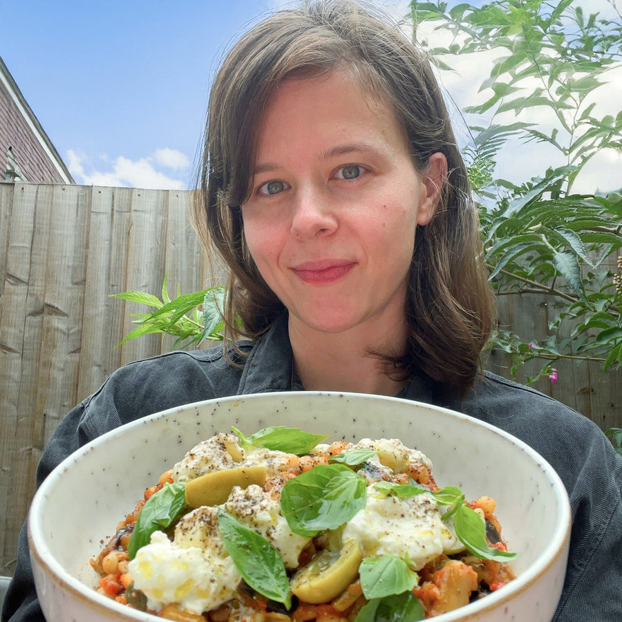Auberginen-Caponata mit Fregola, Burrata und Oliven