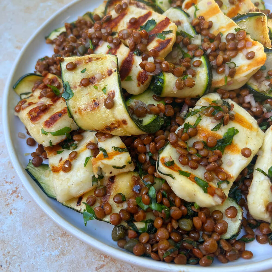 Gegrillter zucchini-halloumi-salat