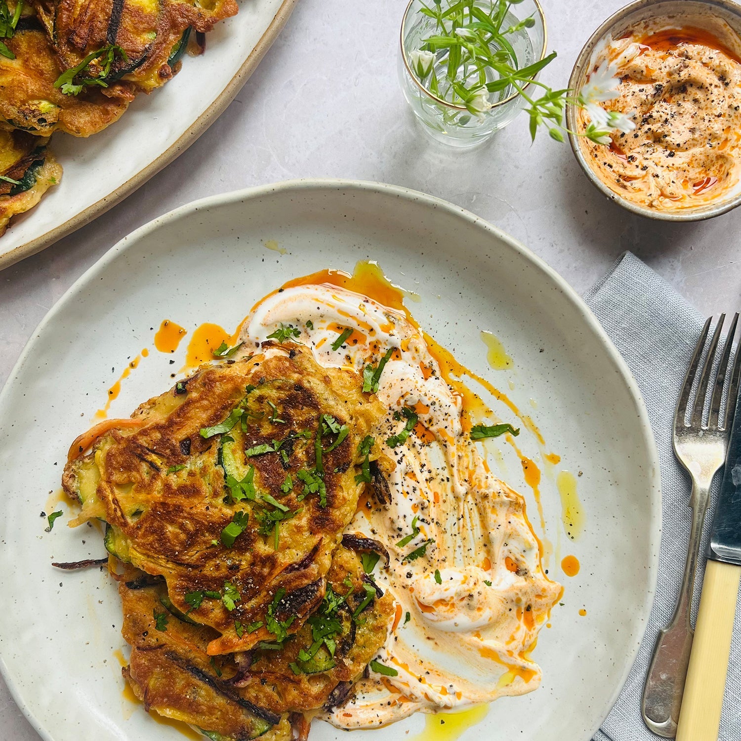 Karotten-, Zucchini- und Halloumi-Bratlinge mit Chipotle-Joghurt