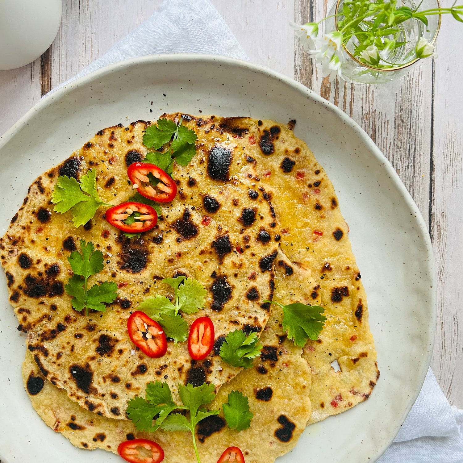 Fladenbrot mit Knoblauch, Chili und Honig-Joghurt