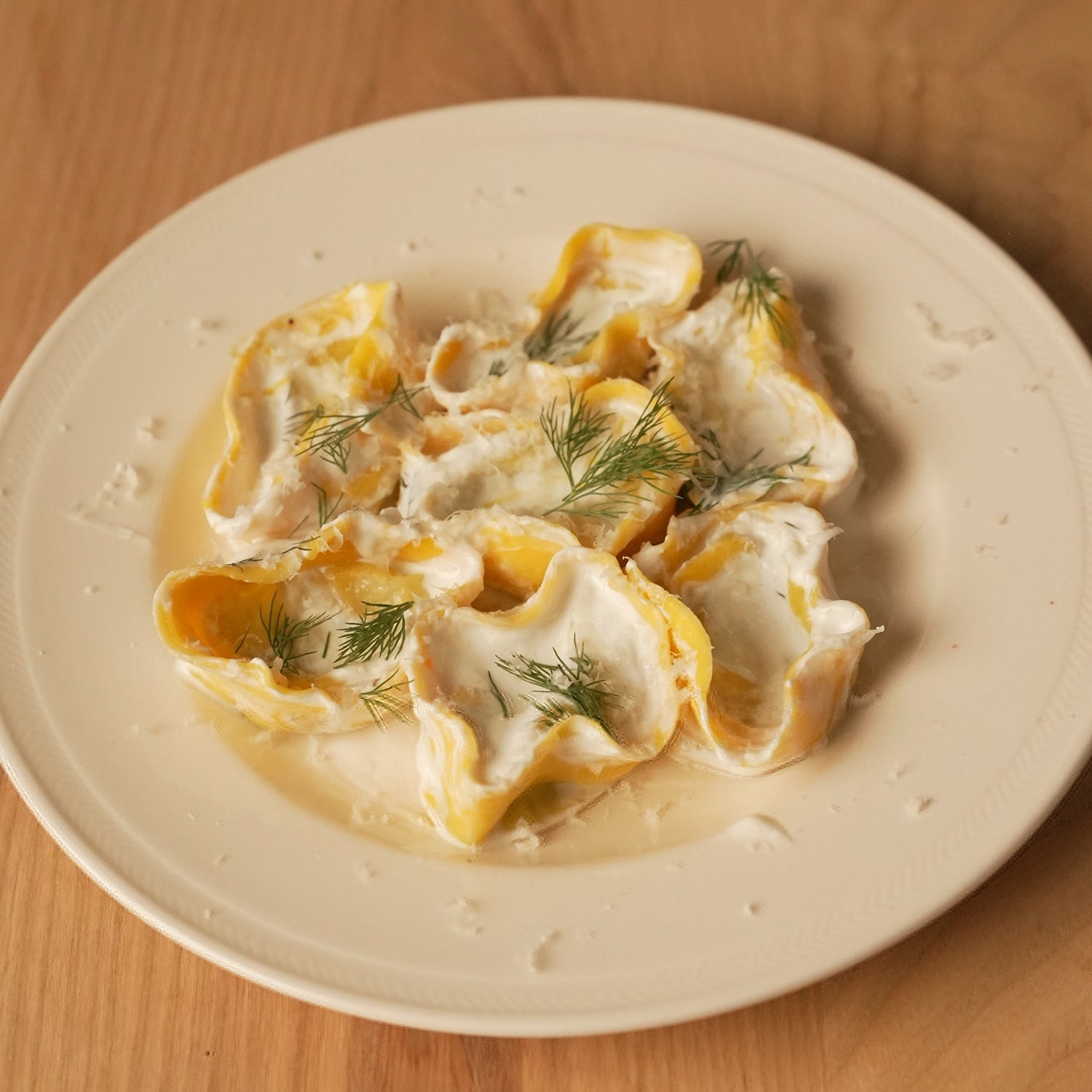 Mateo Zielonkas Cappelletti, gefüllt mit Kartoffeln und Minze, serviert in einer Mascarpone-Dill-Sauce