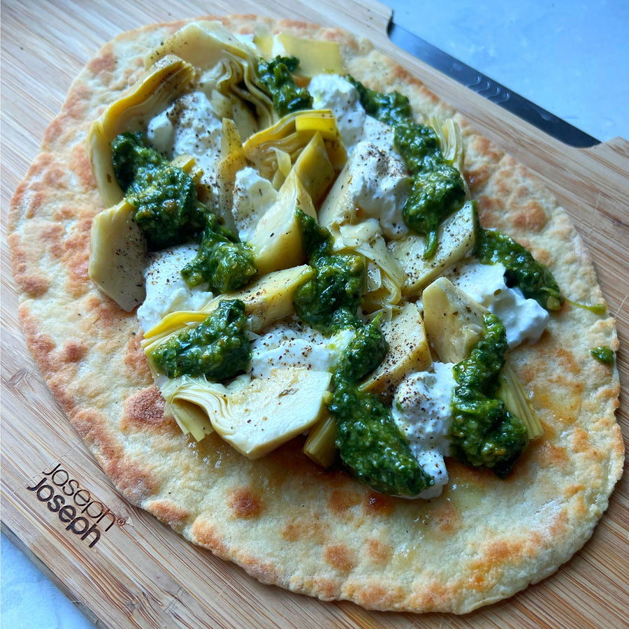 Fladenbrote mit Artischocken, Burrata &amp; Pesto