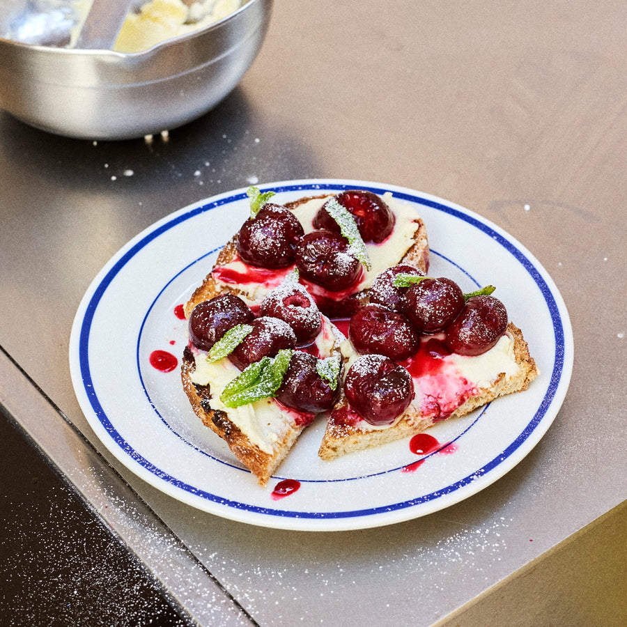 Toasts mit gerösteten Kirschen, Mascarpone und Basilikum