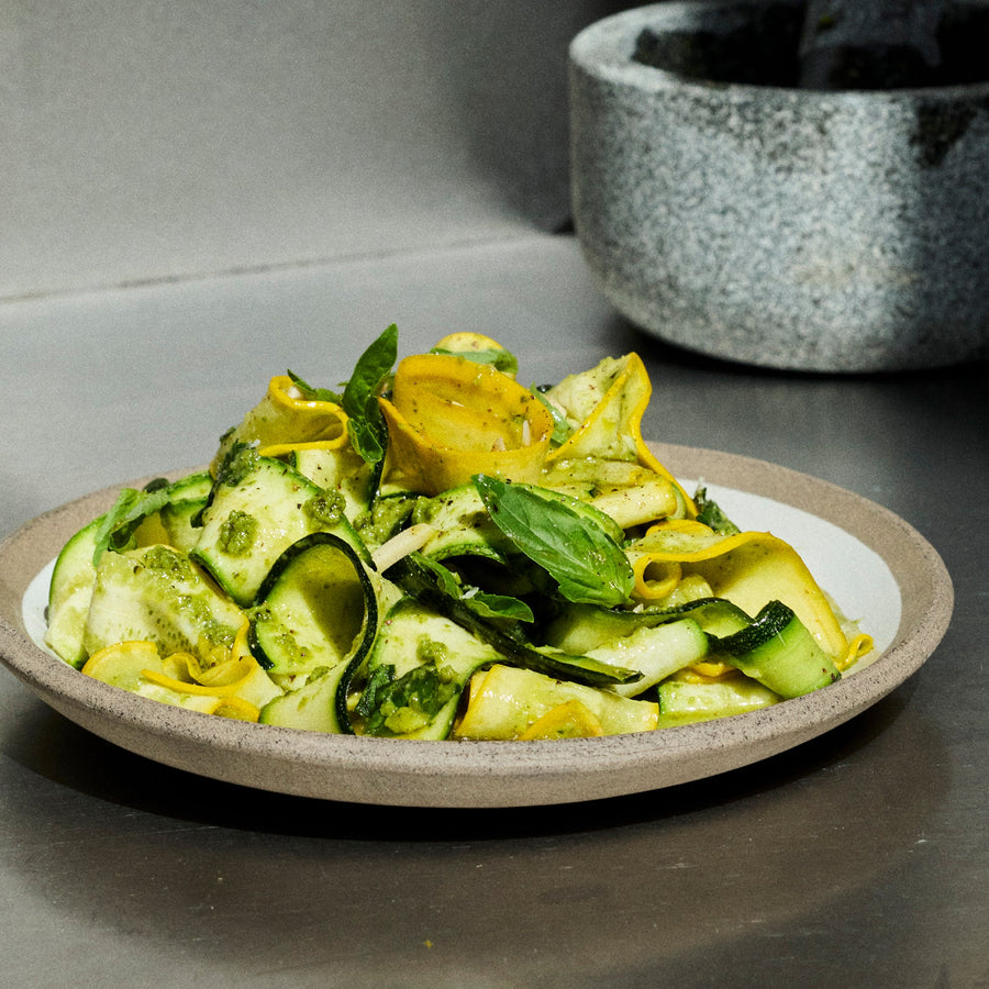 Mit Pesto marinierte rohe Zucchini