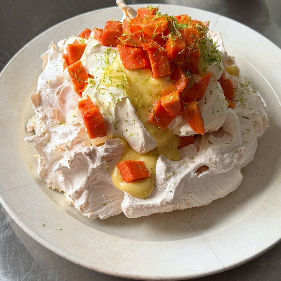 Kokos-Pavlova mit Limettencreme, Papaya &amp; Schlagsahne