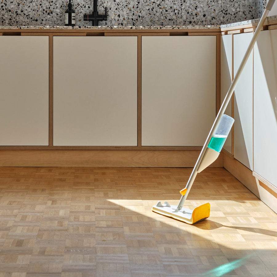 Wie man Holzböden wie ein Profi reinigt