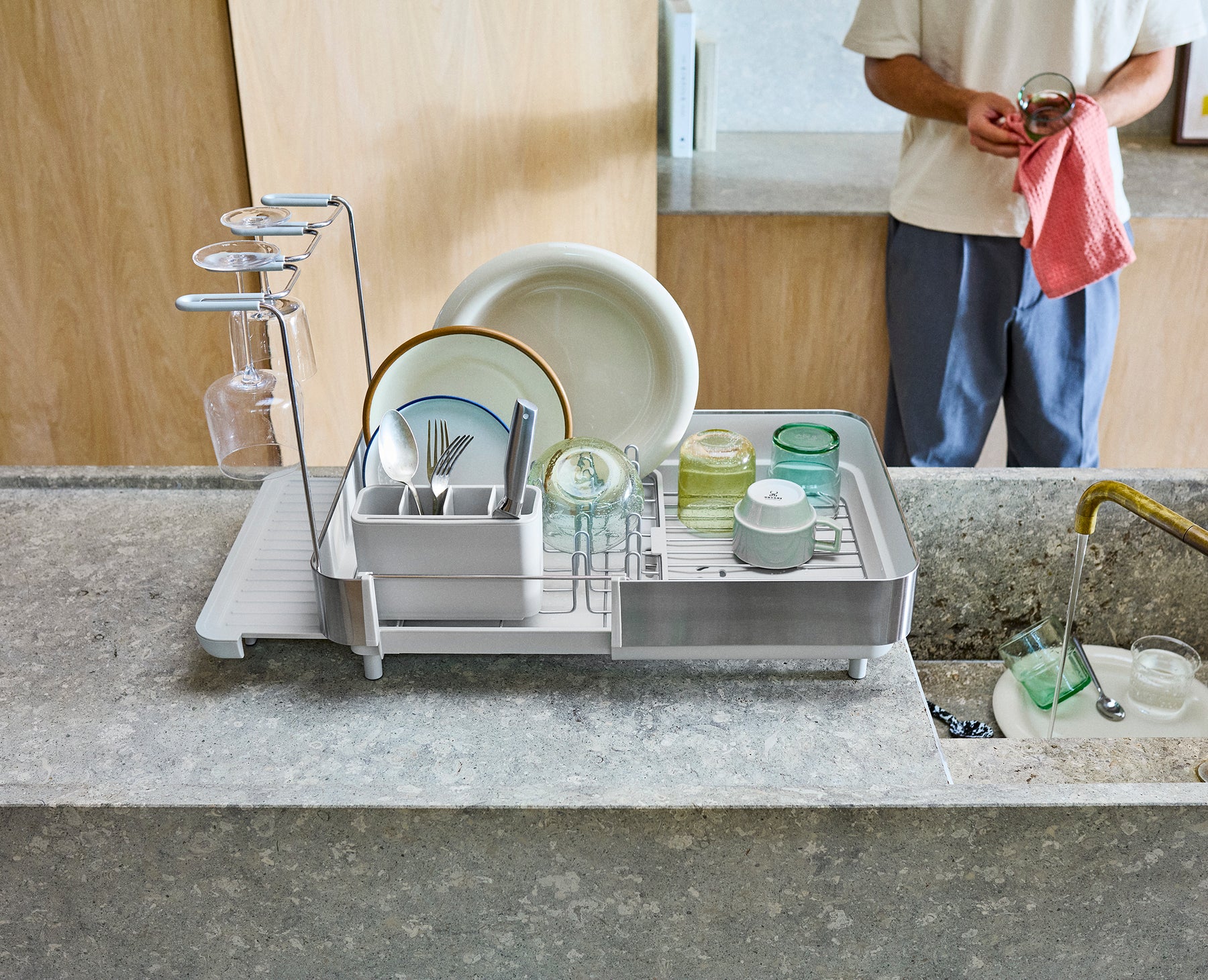 Extend™ Ausziehbares Abtropfgestell aus Edelstahl mit Weinglashalterung in stein