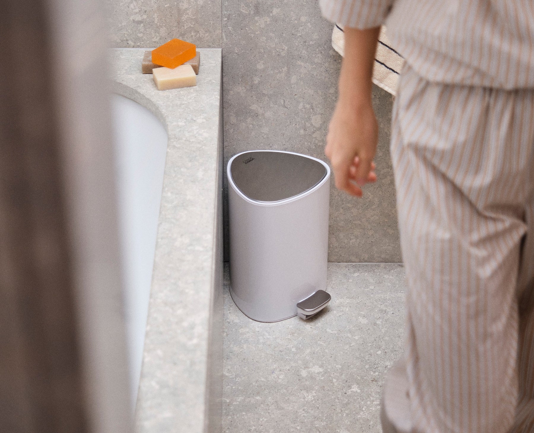 EasyStore™ 5 Liter Treteimer in hochglanzweiß