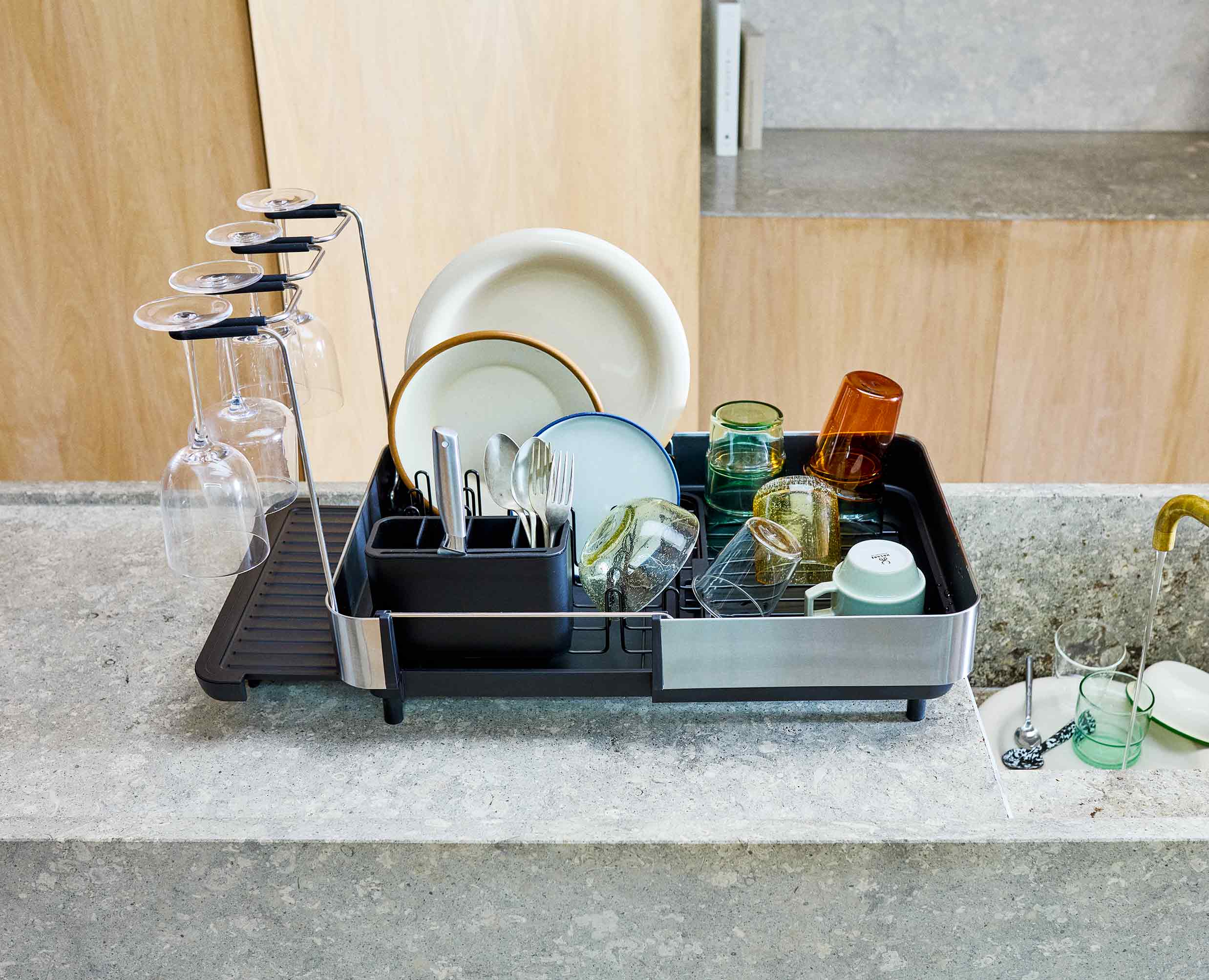 Extend™ Ausziehbares Abtropfgestell aus Edelstahl mit Weinglashalterung in schwarz