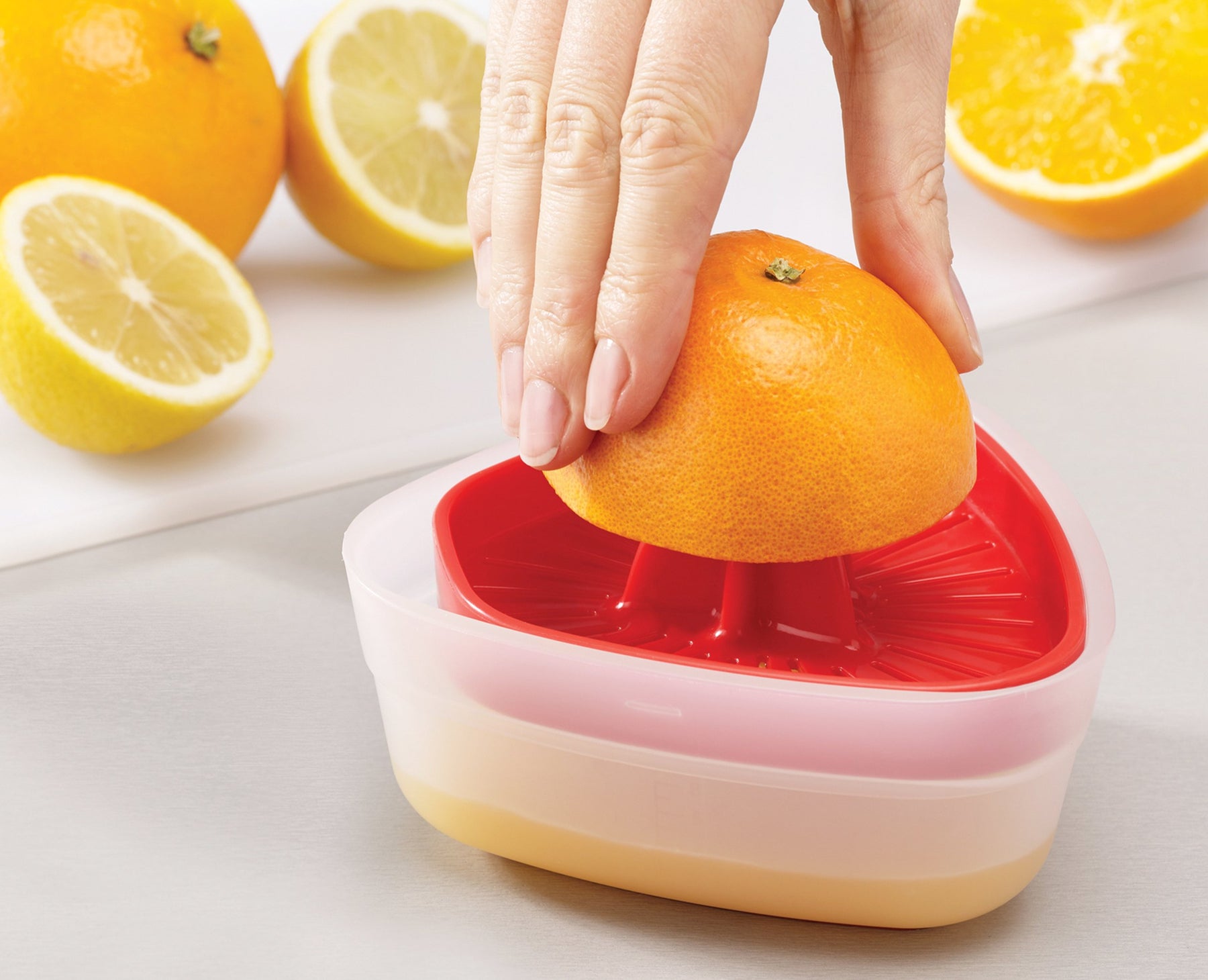 Duo Compact Juicer - Juicing