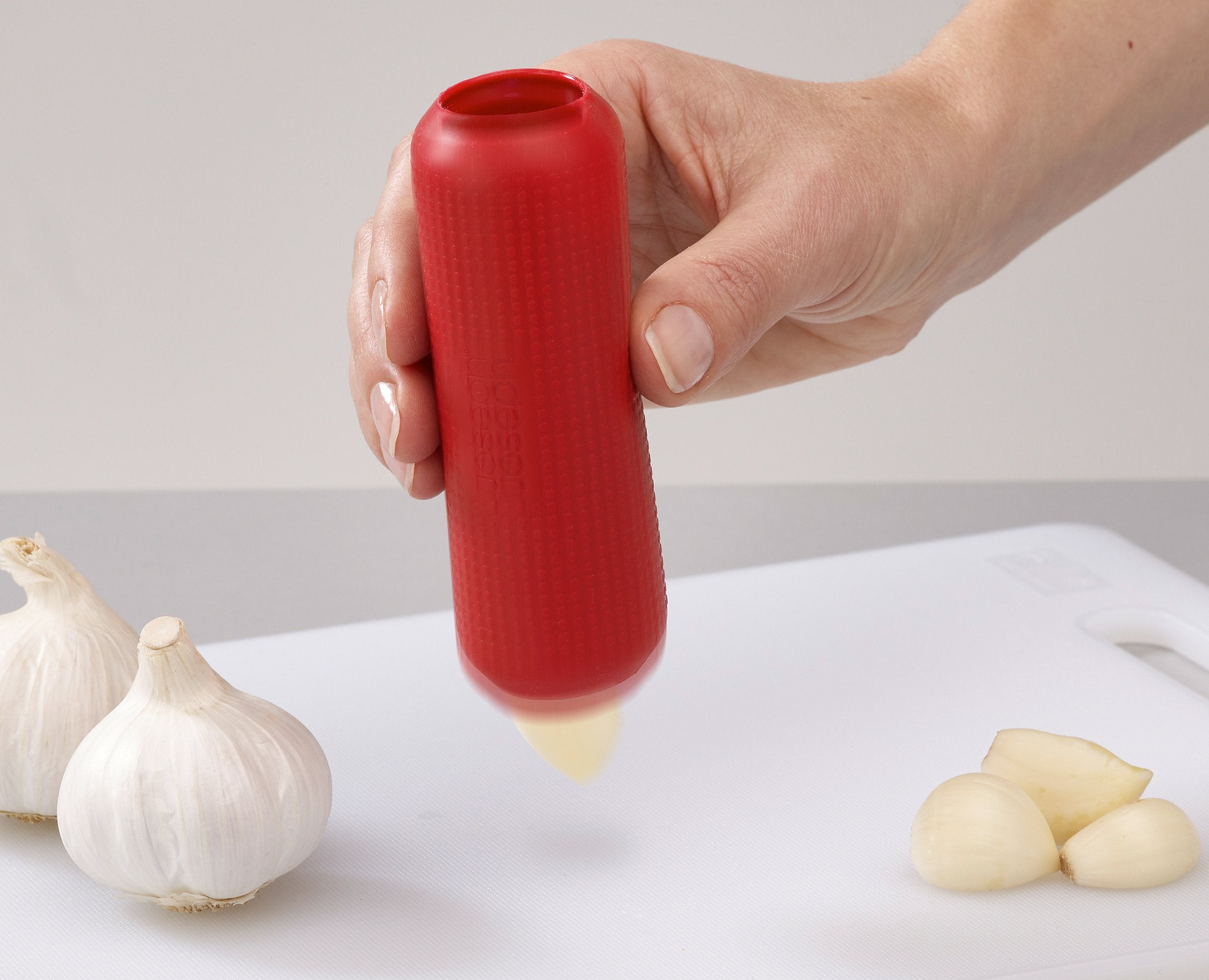 Shake out the peeled garlic